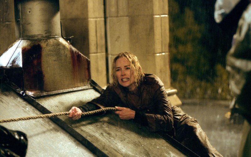 Leah (Sharon Stone) und ihr Mann kommen dem schrecklichen Geheimnis des Hauses auf die Schliche und begeben sich in große Gefahr … – Bild: sixx Leah (Sharon Stone) und ihr Mann kommen dem schrecklichen Geheimnis des Hauses auf die Schliche und begeben sich in große Gefahr … – Bild: sixx