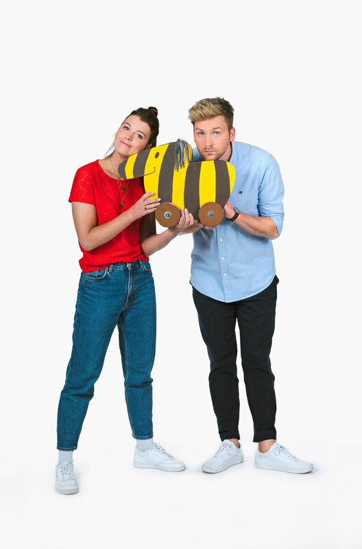 Das Moderationsduo Laura Knöll und Johannes Zenglein präsentiert den Tigerenten Club – der Club mit Action, Spaß, vielen Spielen und jeder Woche mit einem neuen Thema. – Bild: SWR/​Christian Koch