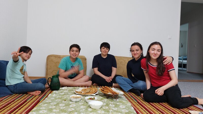 Narges und ihre Familie in ihrem Wohnzimmer. – Bild: ZDF und Josephine Kuthning