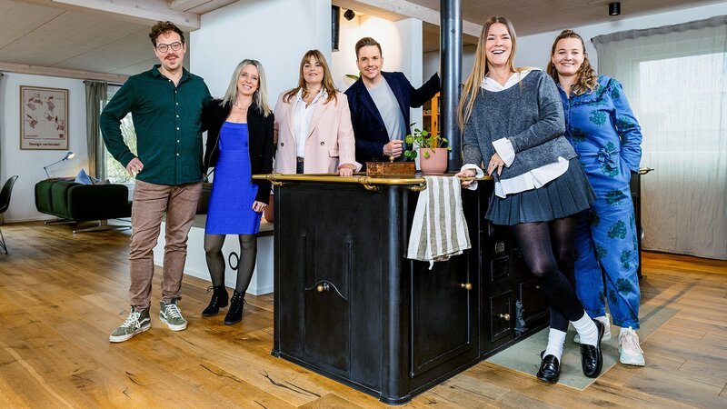v.li.: Kilian, Nina, Tamara, Moderator Sven Epiney, Fabienne und Julia – Bild: SRF/​Severin Nowacki