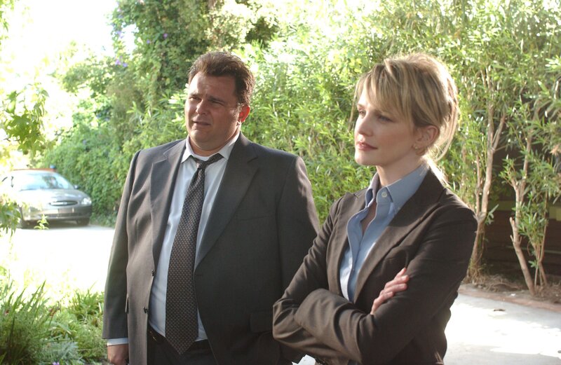 A proximité d’un pénitencier, fermé depuis 1970, des enfants mettent au jour des ossements ainsi qu’une veste de bagnard. Les restes humains sont ceux du matricule 50126, alias Hank Dempsey. Les enquêteurs découvrent que le détenu a été déclaré mort en 1968. Assassiné dans l’enceinte de la prison, il y aurait été incinéré ! Grâce au témoignage d’un ancien gardien de prison, Lilly reconstitue la soirée du 13 janvier 1968. Installés dans la salle commune, les détenus écoutent un concert de Johnny Cash. Hank, qui se trouve à l’infirmerie, tente une évasion. Après l’avoir traqué six heures durant, les gardiens reçoivent l’ordre d’arrêter les recherches. Hank Dempsey est déclaré mort. Mais aucun cadavre n’est retrouvé. – Bild: TVN/​WB