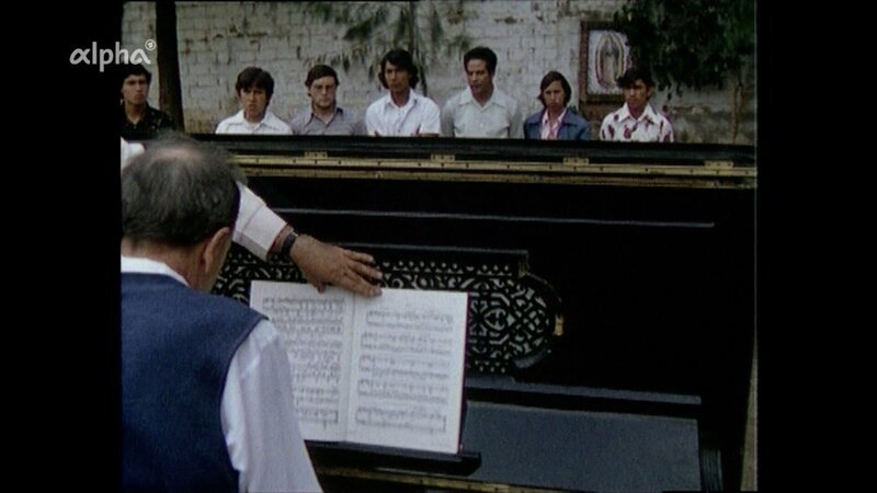 Die mexikanisiche Kleinstadt Tacambaro, Wahlheimat des deutschen Musikers Gerhart Münch, der hier auf dem Basketballplatz des Ortes ein Ad-Hoc-Konzert für die Einwohner spielt. – Bild: BR