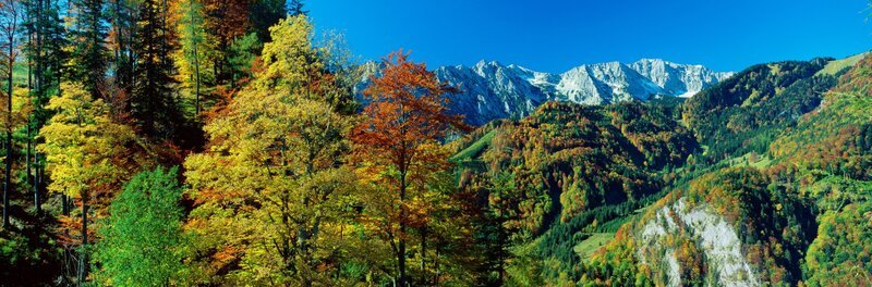 Blick vom Reichraminger Hintergebirge auf nördliches Sengsengebirge im Herbst in Oberösterreich. – Bild: ORF/​Allfilm/​Roland Mayr