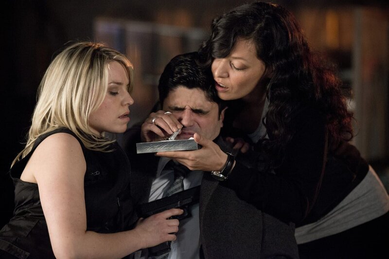 Erst zu spät geht Andreas (Maximilian Grill, M.) auf, dass seine LKA-Partnerin Anja (Yangzom Brauen, M.) ebenfalls in das Verbrechen involviert ist. Nun sitzt er gefesselt in Irinas (Karolina Lodyga, l.) Druckerei und muss fürchten, erschossen zu werden … – Bild: SAT.1