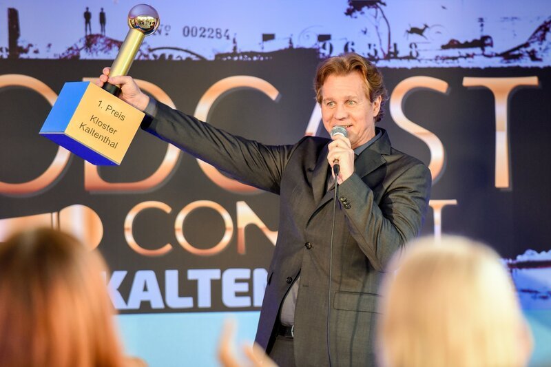 Die Nonnen bekommen von Salm (Thomas Heinze) für ihren Klosterpodcast den ersten Preis verliehen. – Bild: ORF /​ Beta Film /​ ARD /​ Barbara Bauriedl