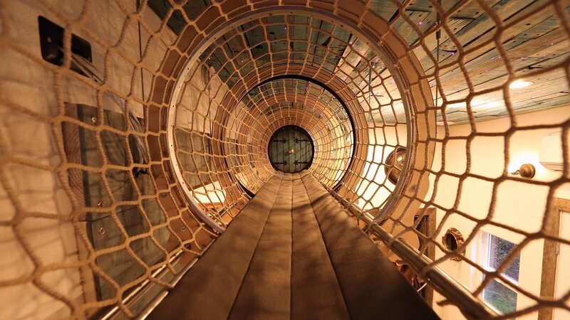 The play tube that leads to the parents master bedroom is a playland for Jesse and Brenda’s daughters, for Jesse and Brenda Ferguson’s tiny house build, in Algona, Washington, as seen on Tiny House, Big Living. – Bild: 2018, Scripps Networks, LLC. All Rights Reserved.