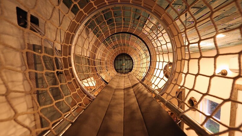 The play tube that leads to the parents master bedroom is a playland for Jesse and Brenda’s daughters, for Jesse and Brenda Ferguson’s tiny house build, in Algona, Washington, as seen on Tiny House, Big Living. – Bild: 2018, Scripps Networks, LLC. All Rights Reserved.