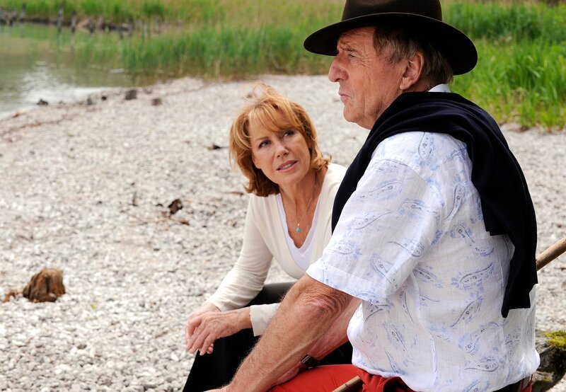 Maria (Gaby Dohm) hat sich doch tatsächlich in den alten Macho Steffen (Günther Maria Halmer) verliebt. – Bild: ARD Degeto/​Barbara Bauriedl