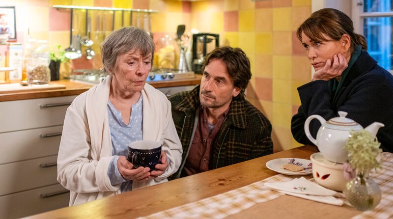 Erik (Oliver Mommsen, Mitte) und Katharina (Anja Kling, re.) machen sich Sorgen um Hertha (Monika Lennartz, li.). – Bild: ARD Degeto Film/​Jörg Müller