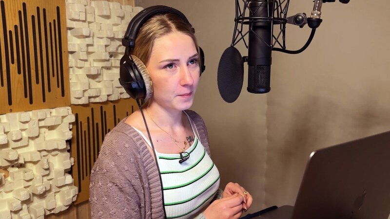 Loredana nimmt den Überraschungssong für Servet auf. – Bild: RTLZWEI