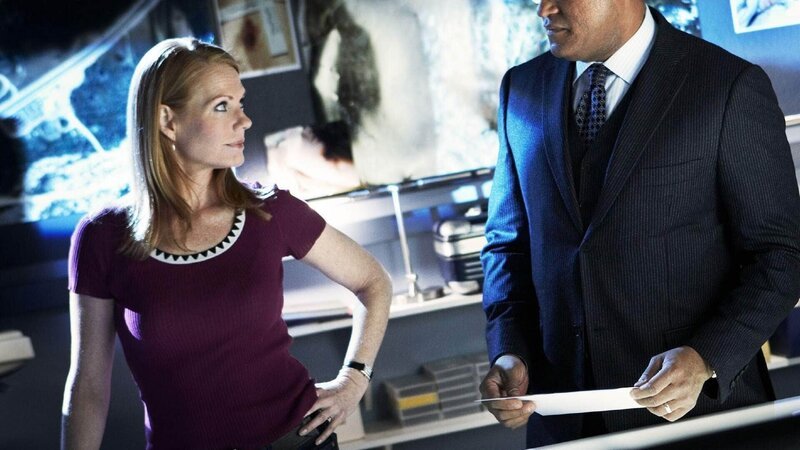 Catherine Willows (Marg Helgenberger, li.) und Dr. Raymond Langston (Laurence Fishburne) – Bild: RTL /​ CBS