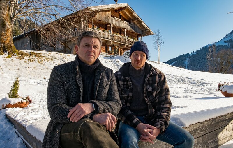 Martin Gruber (Hans Sigl, l.) sucht Rat bei seinem Bruder Hans (Heiko Ruprecht, r.): Im Fall seiner Patientin Johanna steckt er in einer Zwickmühle. – Bild: ZDF und Erika Hauri