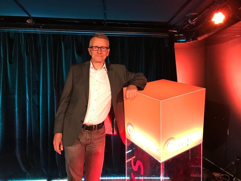 Diesmal erläutert der Biochemiker Prof. Oliver Hayden von der Technischen Universität München, welche Bedeutung Biomarker aus dem Blut für die Medizin haben. Und der Biochemiker Prof. Stephan Clemens (im Bild) von der Universität Bayreuth verrät uns, wie gefährliches Arsen in der Natur abgebaut werden kann. – Bild: BR/​Marinus Zängerl