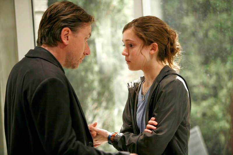 Lightman (Tim Roth, L) comforts his daughter Emily (guest star Hayley McFarland, R) after a terrorist bombing in the LIE TO ME season finale episode „Sacrifice“. – Bild: TVP