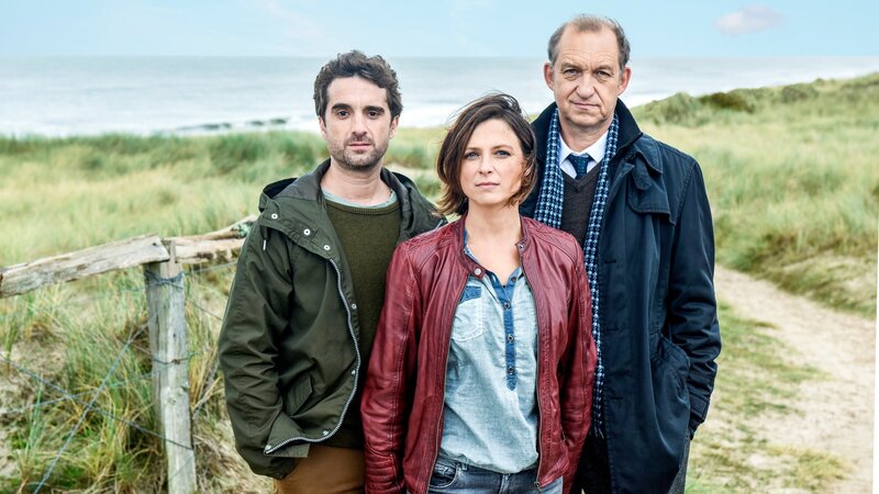 Gerade einen Tag befindet sich der neue Leiter des Sylter Kommissariats, Carl Sievers (Peter Heinrich Brix, r.) auf der Insel, als er und seine Kollegen Ina Behrendsen (Julia Brendler, M.) und Hinnerk Feldmann (Oliver Wnuk, l.) sich mit dem gewaltsamen Tod eines Kollegen konfrontiert sehen. Hat er jemanden erpresst oder warum finden sie in seinem Hotelzimmer 30 000 Euro? – Bild: ZDF