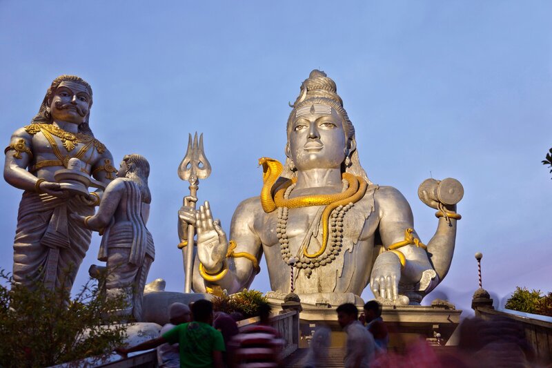 Riesige Statue von Lord Shiva, Murudeshwar-Tempel, in der Abenddämmerung, Murudeshwar, Karnataka, Indien – Bild: 2016 A&E Networks, LLC. All rights reserved. Lizenzbild frei