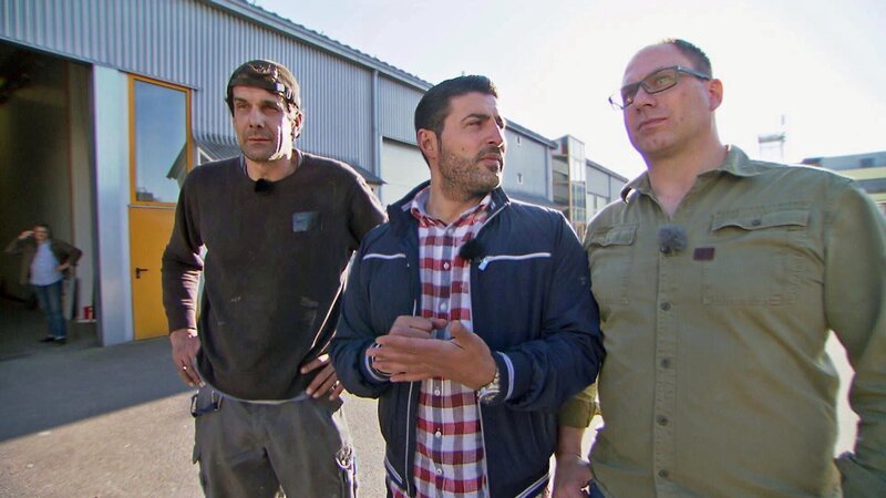 Im Lager der Discothek Top 10 hat sich über die Jahre einiges angestaut, was nun verkauft werden soll. Die Hälfte des Erlöses soll der Caritas gespendet werden. v.l.: Holger, Sükrü, Tom – Bild: RTL II