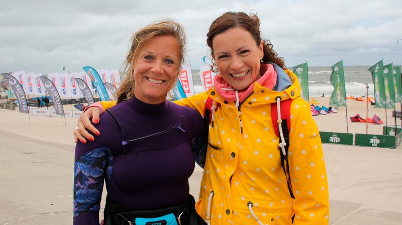 Kitesurfer lieben den Wind und die Wellen von Sylt. Anne Willmes (r) trifft Sonja Bunte, die ihr Hobby zum Beruf gemacht hat, beim Kitesurf World Cup am Strand von Westerland. – Bild: WDR/​Alice Tschöke