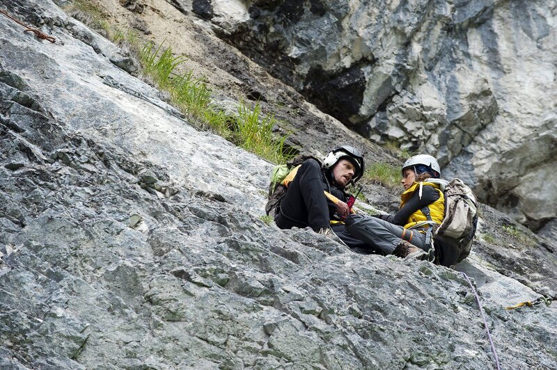Andreas Marthaler (Martin Gruber, l.) kann die verunglückte Jana (Anja Knauer, r.) sichern. – Bild: ZDF und Thomas R. Schumann