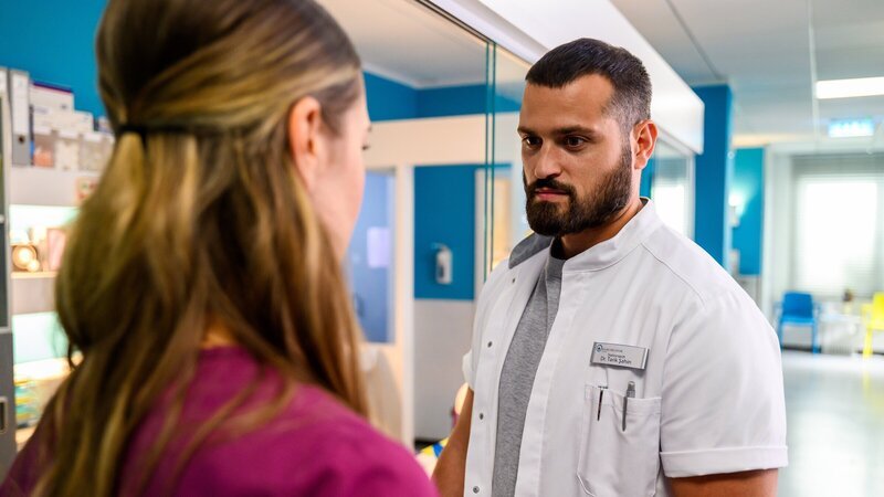 Dr. ?ahin (Nicolas Fethi Türksever, r.) hält Abstand – zu viel steht zwischen ihm und Betty (Henrike Hahn, l). Gibt es noch eine Chance für beide? – Bild: ZDF und Julia Feldhagen