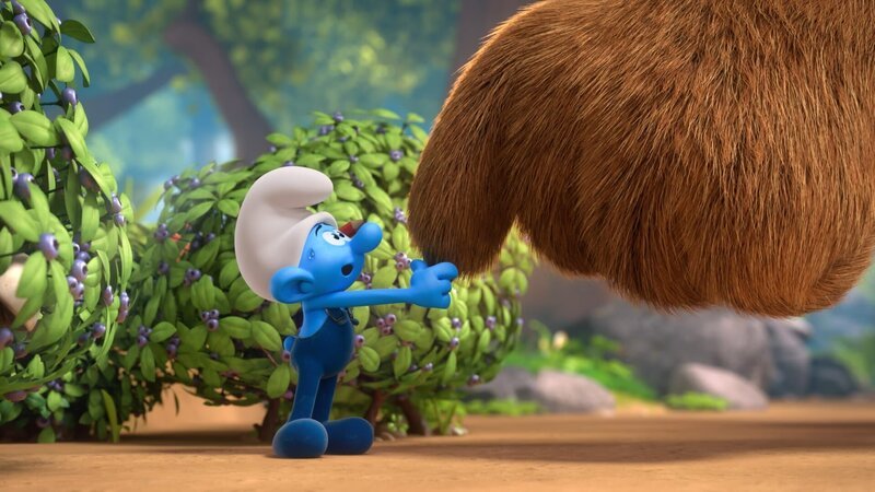 Ängstlich bietet Handy einem wütenden Bären seine Hilfe an. – Bild: KiKA/​Peyo Productions, Dupuis Édition & Audiovisuell