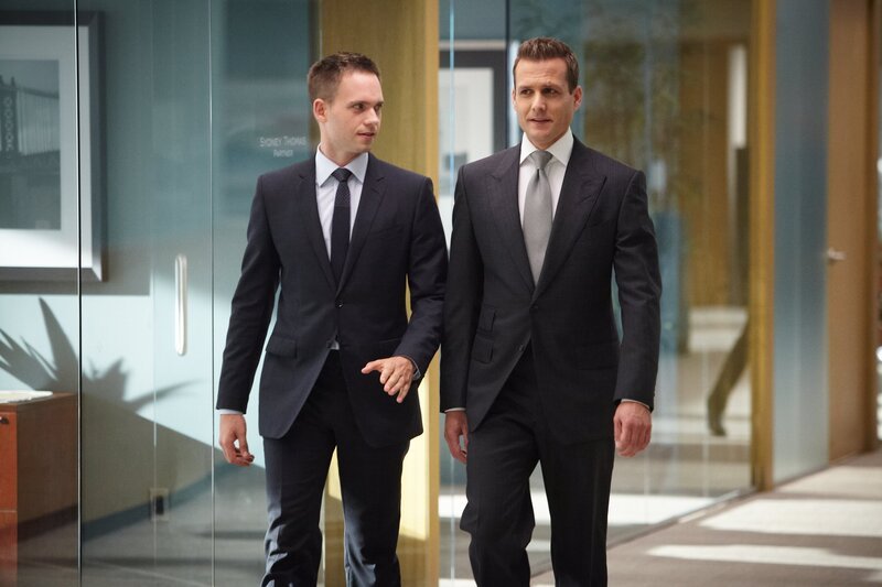 Mike (Patrick J. Adams, l.) und Harvey (Gabriel Macht, r.) ziehen an einem Strang – nicht nur im Fall, sondern auch gegen ihre eigene Kanzlei. Die Trennung von Darby ist beschlossene Sache, doch das eigentliche Spiel beginnt erst jetzt. – Bild: Fox International Channels Germany GmbH