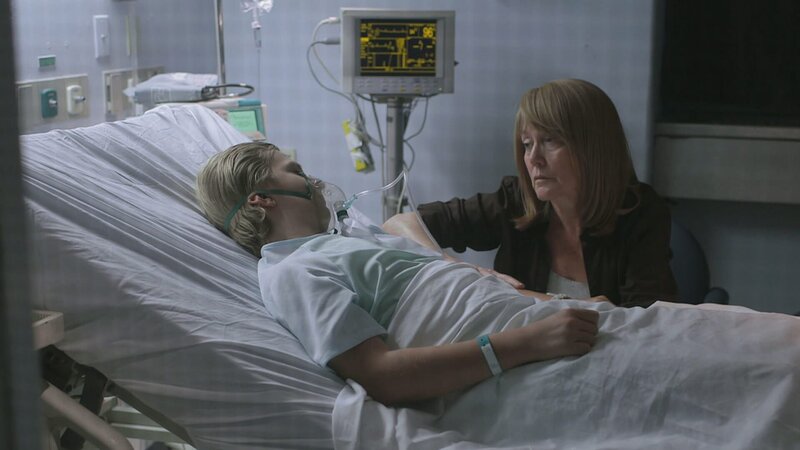 Markus Rios ist sehr sportlich und legt viel Disziplin an den Tag, um seine Ziele zu verwirklichen. Dieser Ehrgeiz zahlt sich aus: Nach der Highschool wollen ihn zwanzig Colleges in ihrer Football-Mannschaft haben. Doch beim Training an der University of California klagt der junge Amerikaner plötzlich über Atemprobleme, starke Kopfschmerzen und Sehstörungen. Eine Kernspinuntersuchung im Krankenhaus bringt die Ursache für seine gesundheitlichen Probleme ans Tageslicht. Marcus Rios hat sich mit dem Schimmelpilz Aspergillus infiziert. – Bild: Warner Bros. Discovery