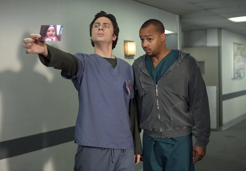 Während J.D. (Zach Braff, l.) um die Aufmerksamkeit von Elliott kämpft, ist Turk (Donald Faison, r.) sauer, da ihm Dr. Cox nicht genügend Beachtung schenkt … – Bild: Touchstone Television
