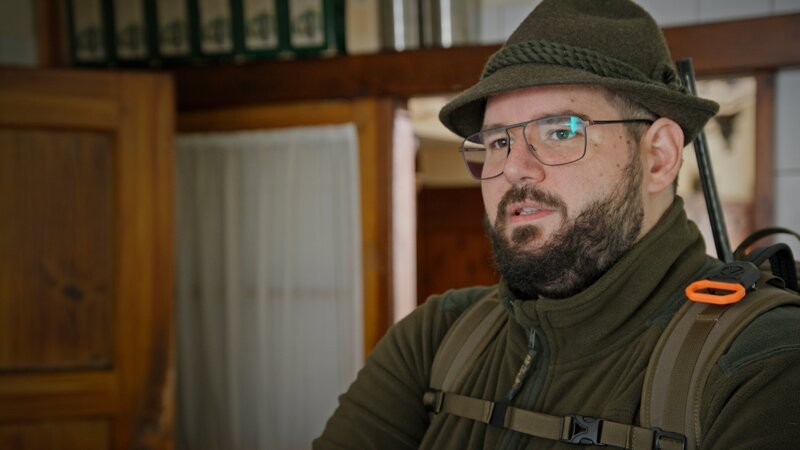Martin Huber jun. (Koch) nach der Jagd; Martin Huber jun. (Koch) nach der Jagdt während ServusTVs „Heimatleuchten – Aus der Reihe Tanzen“ in Niederstrahlbach, Zwettl, Niederösterreich, Österreich am 14. Oktober 2024 – Bild: ServusTV /​ Wegafilm