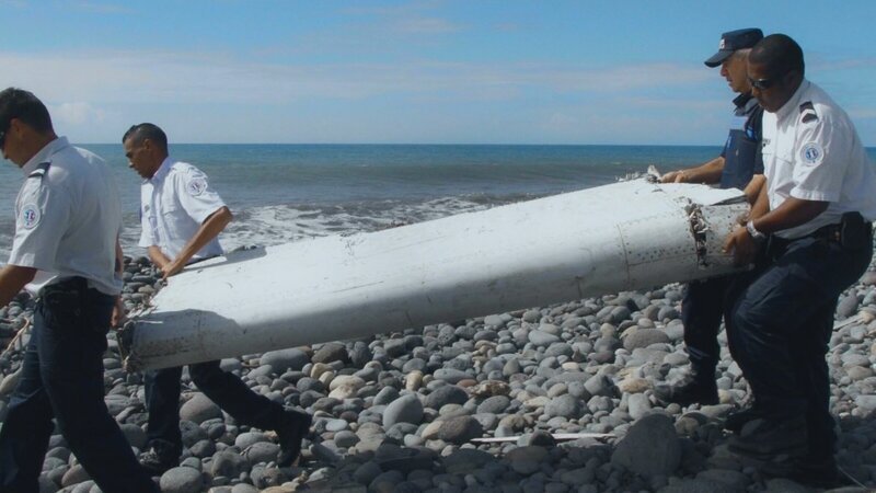 Eine erste Spur: Im Juli 2015 wird auf La Réunion eine Flügelklappe gefunden. Wie sich später herausstellt, stammt sie von MH370. – Bild: ZDF und FEDERATION STUDIO FRANCE /​ SO IN LOVE – ALL RIGHTS RESERVED./​FEDERATION STUDIO FRANCE