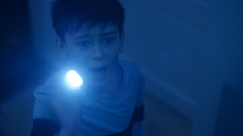 Nur mit einer Taschenlampe geht Nico (Mikkel Brennhovd) alleine in den dunklen Keller. – Bild: WDR/​NRK /​ KiKA