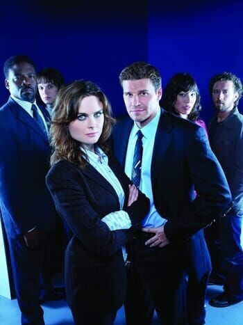 Vorne: Temperance Brennan (Emily Deschanel) – Bild: TV4 /​ Capture