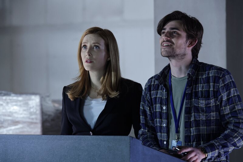 Auf der Suche nach der Wahrheit stattet Grace (Jennifer Finnigan, l.) auch Liam (Charlie Rowe, r.) einen Besuch ab und sie machen eine erstaunliche und zugleich erschreckende Entdeckung … – Bild: Ben Mark Holzberg