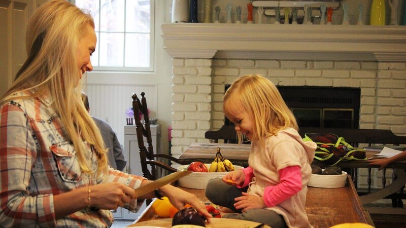 Tamara Day restauriert eine Perle im Zentrum von Kansas City. Der 400m² große Bungalow im American Craftsman-Stil hat viel Renovierungsbedarf. Die Designerin beginnt mit der Küche, die sie vergrößert und modernisiert. Dabei rettet sie die alten Holzleisten, damit die moderne Küche mit der Geschichte des Hauses verbunden bleibt. – Bild: HGTV