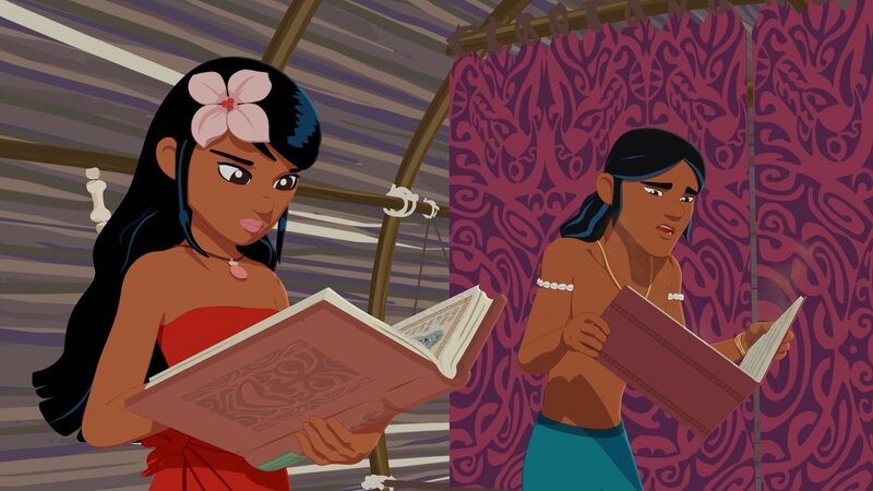 Timeti (l.) und Auru (r.) suchen in den Büchern von Ramana nach Hinweisen auf die Bedeutung von schwarzen Diamanten für die Insel Maotou. – Bild: Media Valley/​ Marzipan Films /​ ZDF