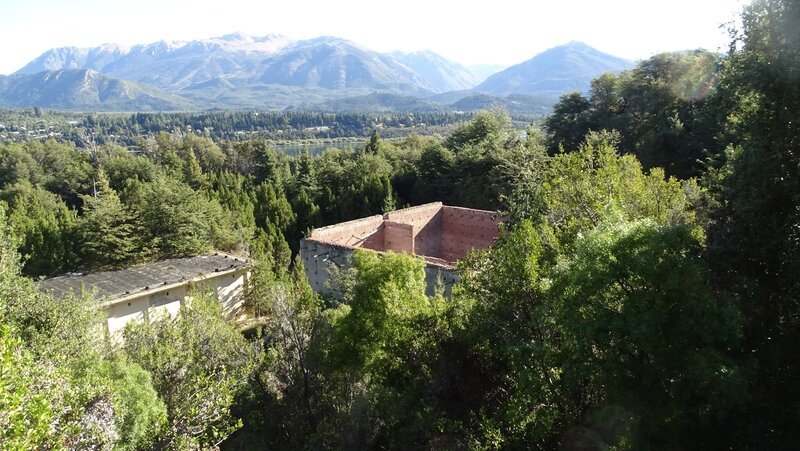 Das Reaktorgebäude ist heute entkernt und nur die Mauern des Reaktorgebäudes sind übriggeblieben. – Bild: ZDF und Tom Ocker/​doclights
