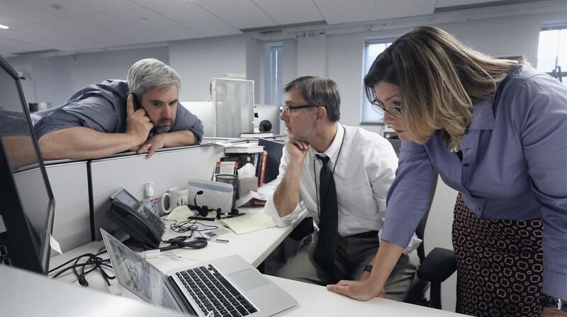 Matt Apuzzo (links), Michael Shear und Lara Jakes erfahren von der James Comey-Kündigung. – Bild: WDR/​Aletheia Films LLC