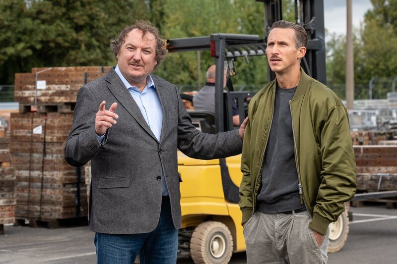 Jürgen Henrichs (Christian Ahlers, l.) ist stolz auf seinen Betrieb, der seit der Wende floriert. Moritz Brenner (Johannes Hendrik Langer, r.) versucht hinter die Fassade zu blicken. – Bild: Uwe Frauendorf /​ ZDF