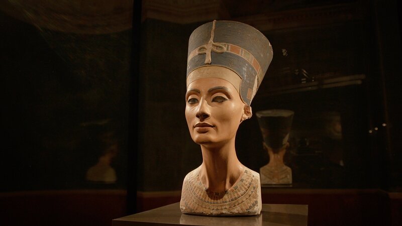 Die Büste der Nofretete ist seit 1924 im Neuen Museum in Berlin zu sehen. Sie zählt zu den bekanntesten ägyptischen Kunstschätzen. – Bild: Hazazah /​ ZDF