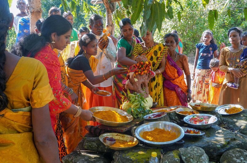 Veni Macs und die Dorfbewohner von Pujarikapau während des Kurkuma-Fests – Bild: MedienKontor /​ Veni Macs