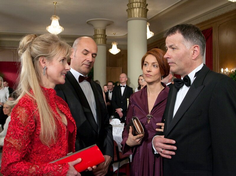 Evelyn Mensing (Cay Helmich, links) wundert sich, dass ihre alten Freunde Pia (Hendrikje Fitz, 2. von rechts) und Roland Heilmann (Thomas Rühmann, rechts) auf dem Ärzteball so reserviert sind. – Bild: MDR/​Peter Krajewsky