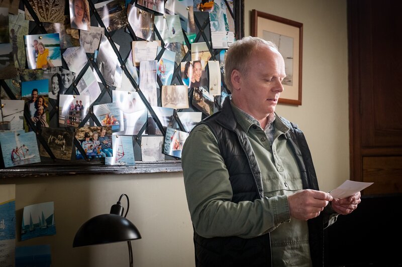 Simone Duke (Jason Watkins) erinnert sich an Tom. – Bild: Ben Blackall /​ ZDF