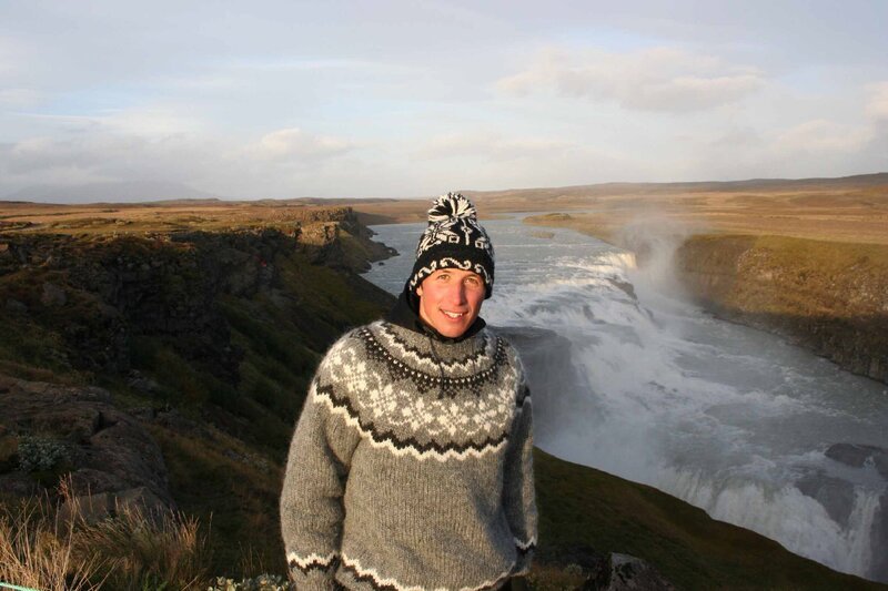 Willi in Island am Gulfoss Wasserfall. – Bild: BR/​megaherz
