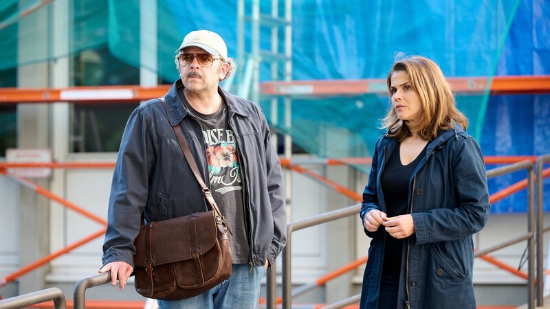 Nina Petersen (Katharina Wackernagel) und Techniker Stein (Andreas Schröders) machen sich mit einem mulmigen Gefühl auf den Weg zu ihrer Undercover-Mission. – Bild: ZDF und Markus Hertrich