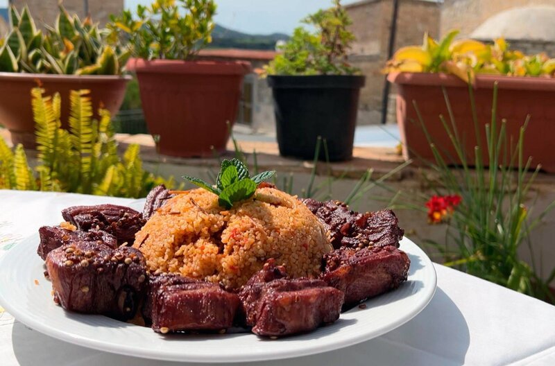 In Skarinou kocht Androulla ein traditionelles zypriotisches Rezept ihrer Kindheit nach: Bulgur mit Schweinefleisch und Tomaten. – Bild: ARTE F /​ Elephant Doc