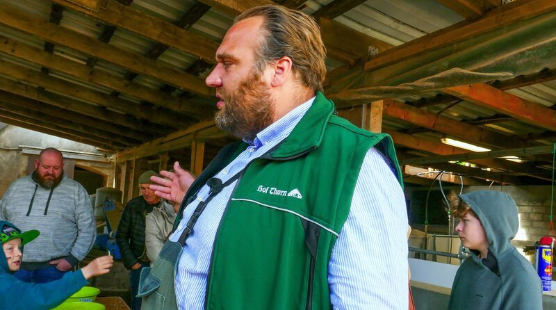 Das Hoffest: Klaus will seine Kunden über Landwirtschaft aufklären und Vorurteile aus dem Weg räumen. – Bild: NDR