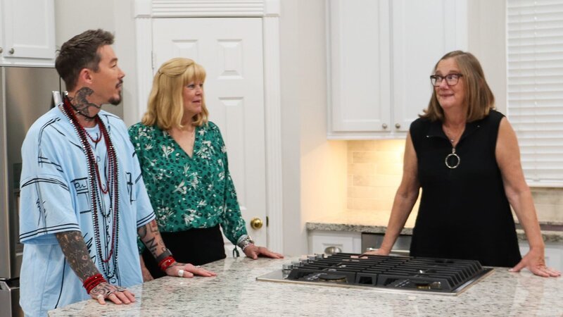From left to right: Host David Bromstad, Sally Reed, and Robin Allcorn explore the kitchen of House 1, Cypress Wood Way, Hero, as seen on My Lottery Dream Home, Season 17. – Bild: Warner Bros. Discovery, Inc. or its subsidiaries and affiliates