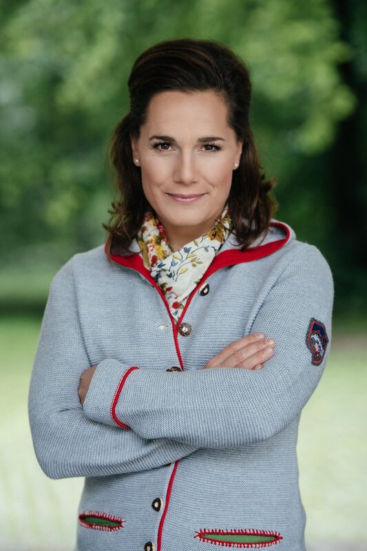 Moderatorin Janina Nottensteiner. – Bild: BR/​Julia Müller