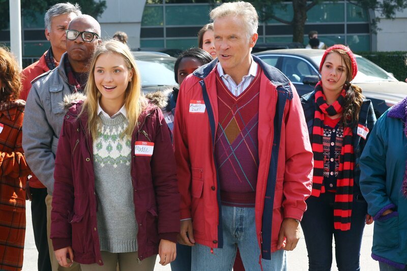 Maddie (Ashlee Füss, l.); Maddies Dad (Bil Dwyer, r.) – Bild: Warner Brothers