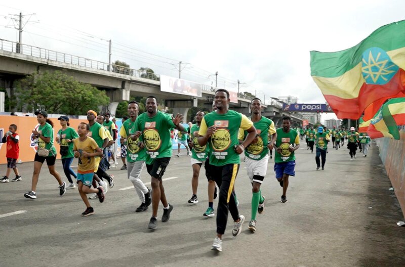 Einmal im Jahr bewegt sich eine riesige Menschenmenge durch die äthiopische Hauptstadt Addis-Abeba. Im Gleichschritt feiern die rund 45.000 Amateursportler den Langstreckenlauf, den großen Stolz ihres Landes. – Bild: Elephant Doc
